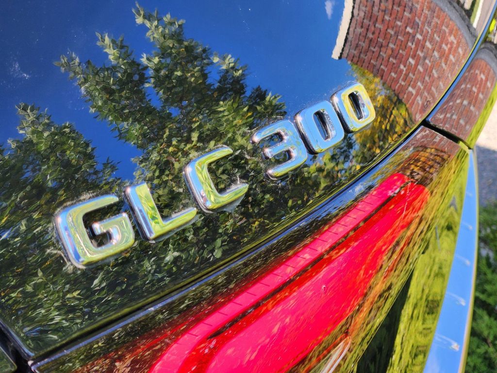 2025 Mercedes-Benz GLC GLC 300 8