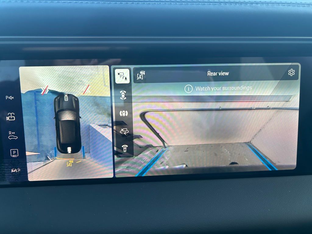 Thumbnail: 2026 Porsche Macan - 32