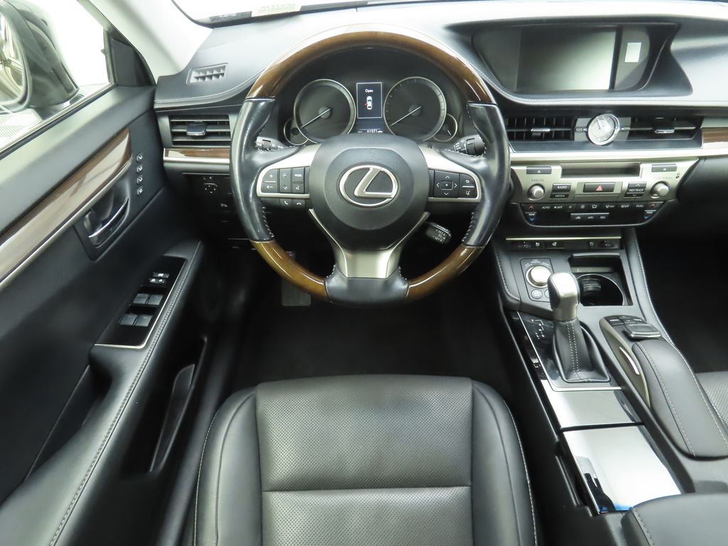 2016 Lexus ES Hybrid 300h 10