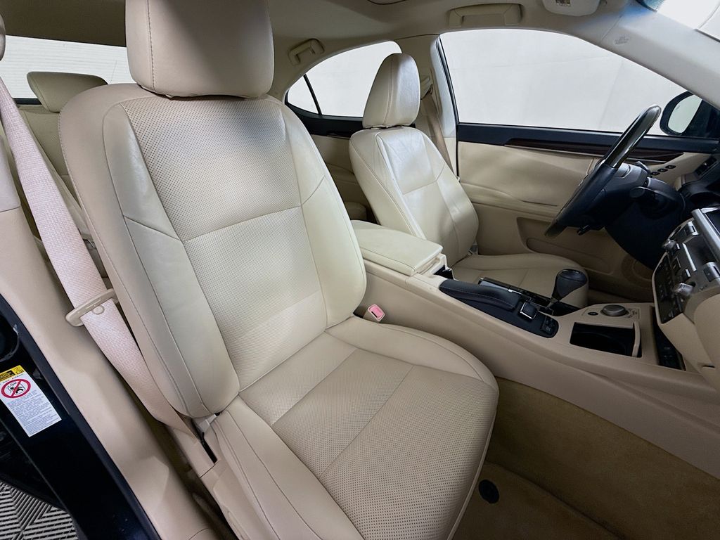 Thumbnail: 2014 Lexus ES - 29
