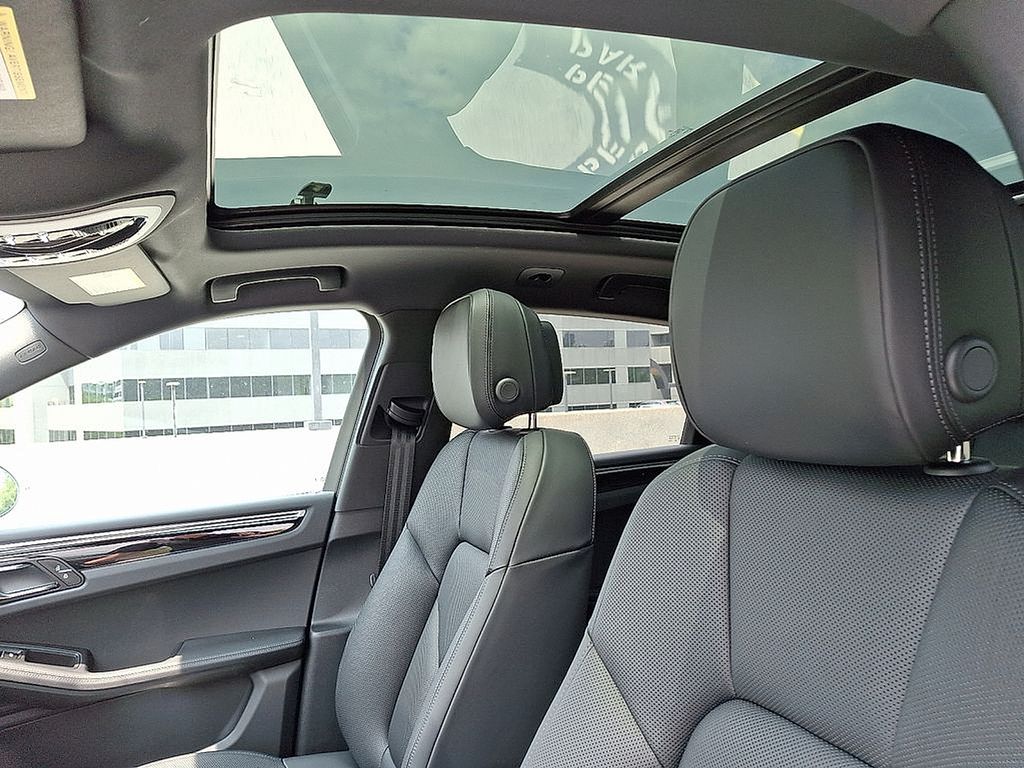 Thumbnail: 2025 Porsche Macan - 16