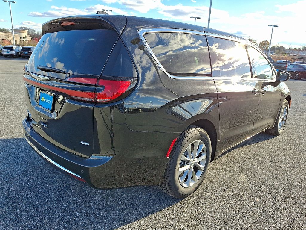 2026 Chrysler Pacifica — photo 4