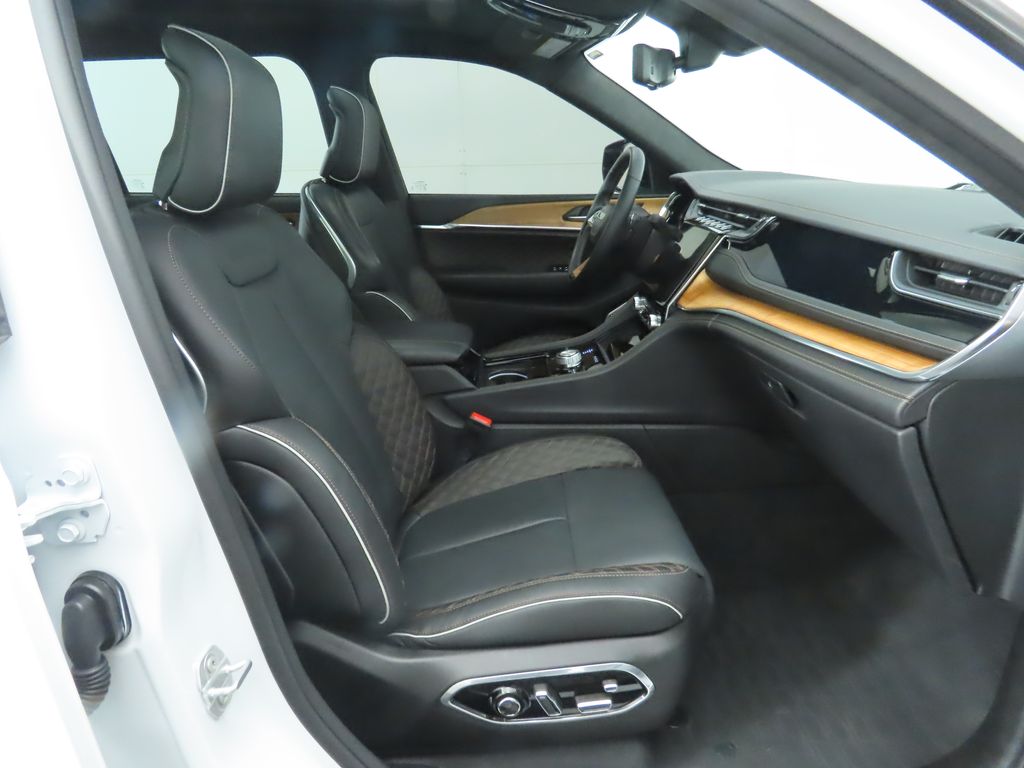 Thumbnail: 2023 Jeep Grand Cherokee L - 21