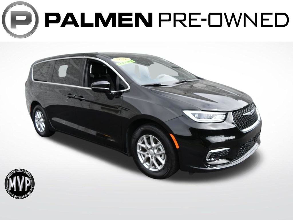 Diamond Black Crystal Pearlcoat 2026 Chrysler Pacifica Minivan Front-Wheel Drive 9-Speed Automatic