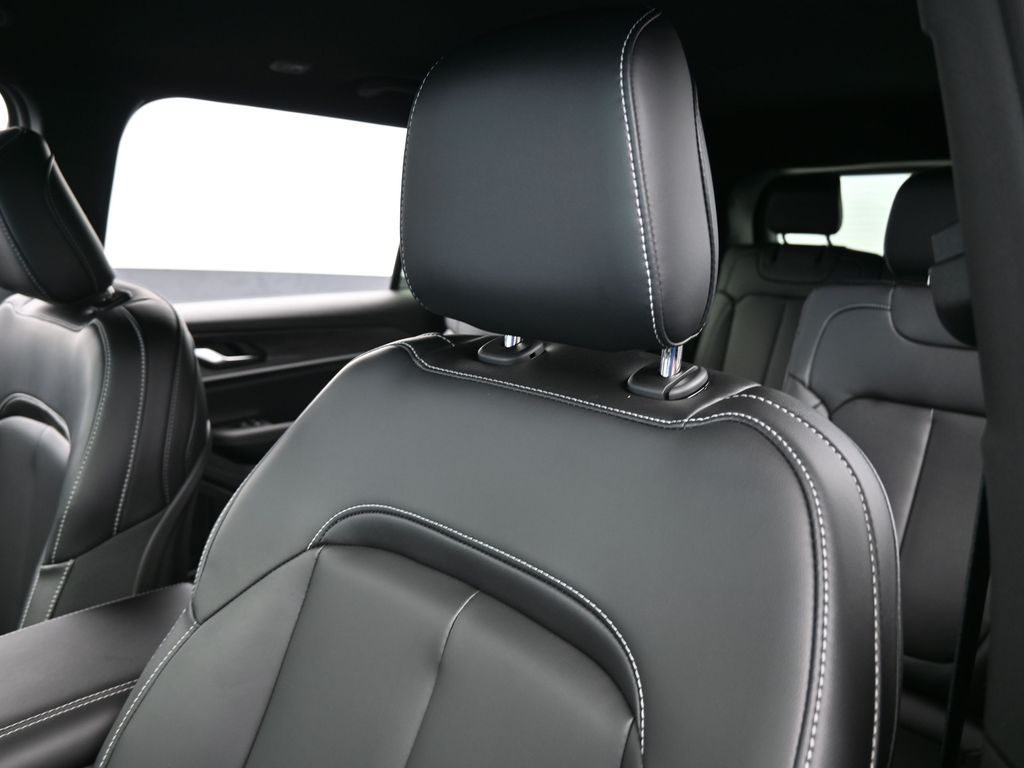 Used 2025 Diamond Black Crystal Pearlcoat Jeep Limited image 16