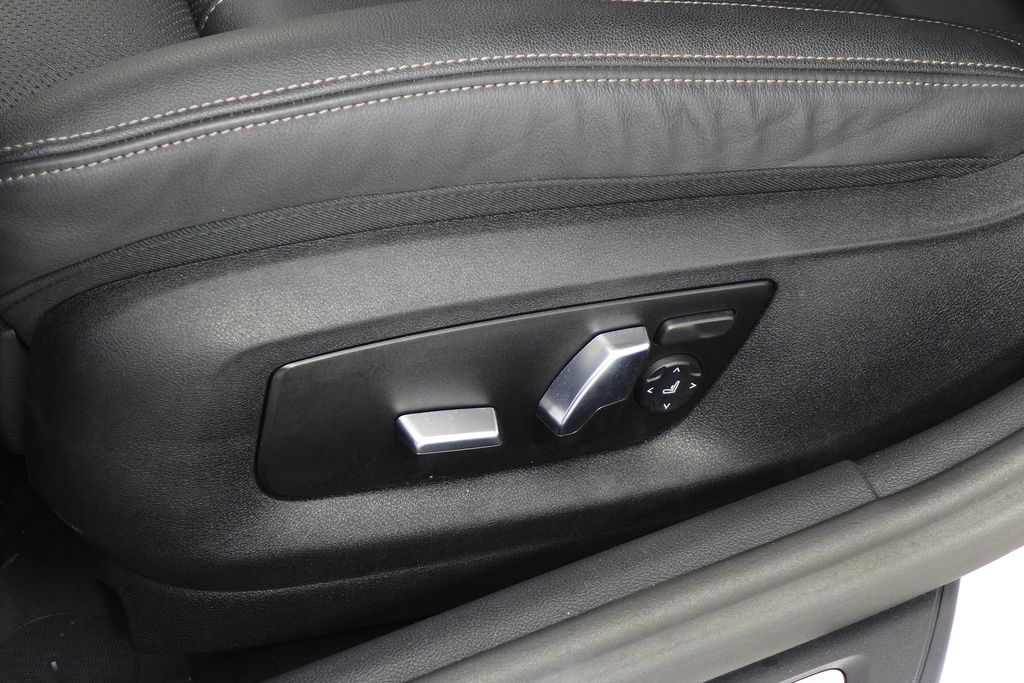 Thumbnail: 2023 BMW 5 Series - 22