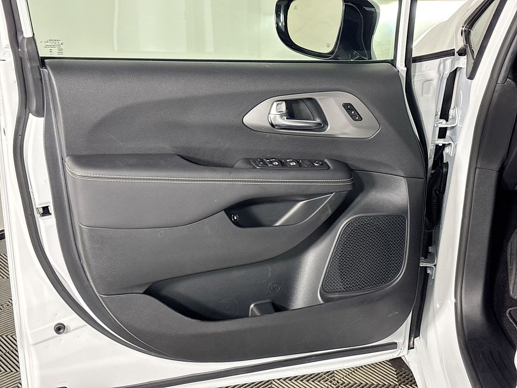 2025 Chrysler Pacifica Hybrid Select
