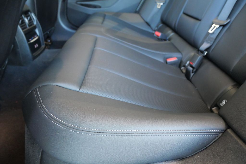 2024 BMW 3 Series 330i 11