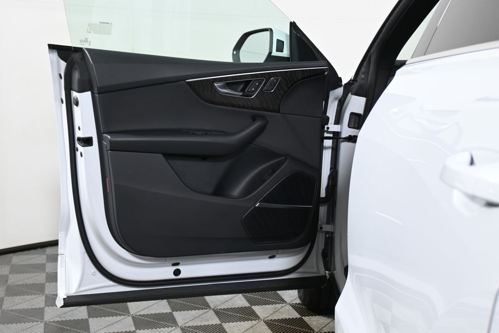 Thumbnail: 2021 Audi Q8 - 28