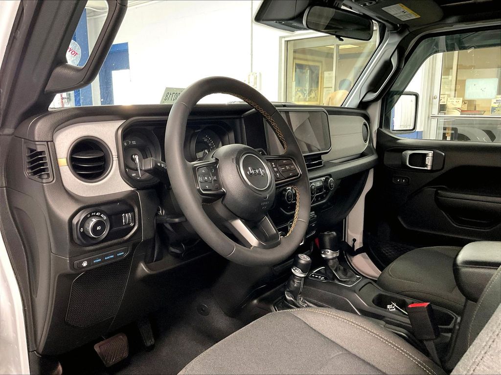 2024 Jeep Wrangler — photo 8
