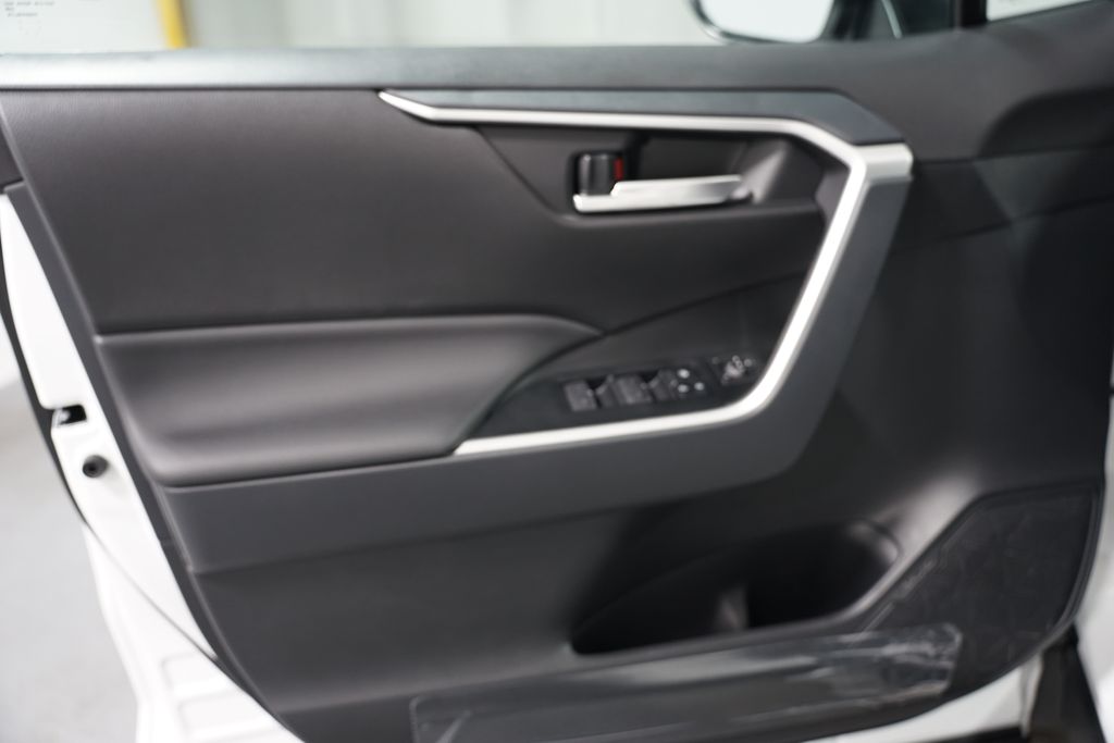 2025 Toyota RAV4 XLE Premium 30