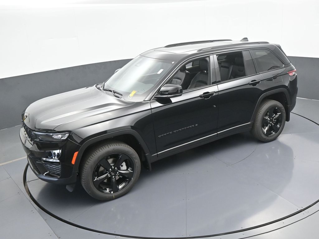 New 2025 Diamond Black Crystal Pearlcoat Jeep Limited image 44