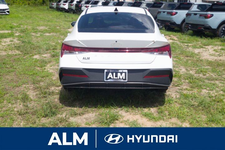 2025 Hyundai Elantra SE photo 2