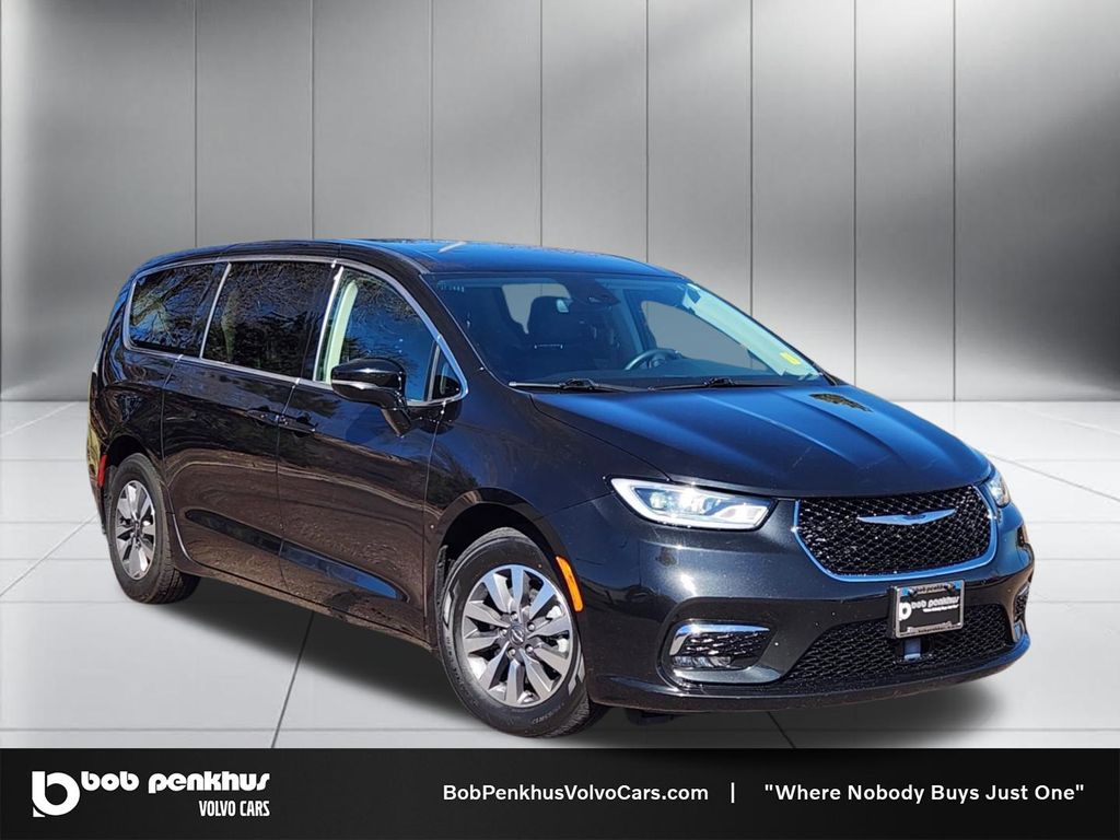 2024 Chrysler Pacifica Hybrid Select PHEV's photo