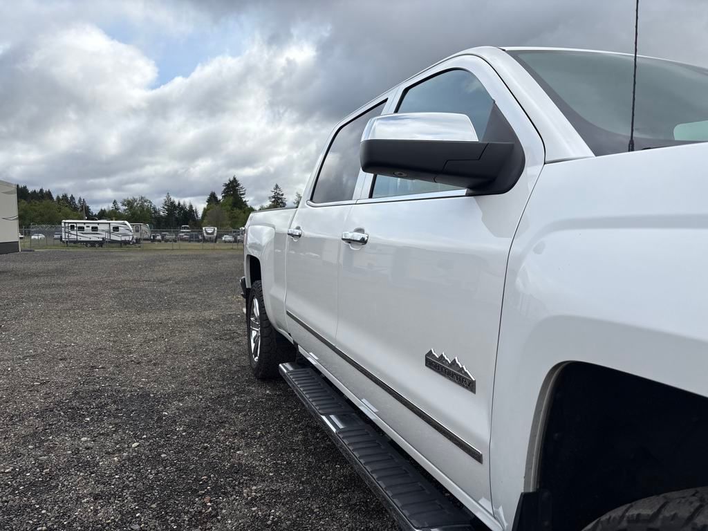 2017 Iridescent Pearl Tricoat Chevrolet Silverado 1500 High Country 4X4 Truck