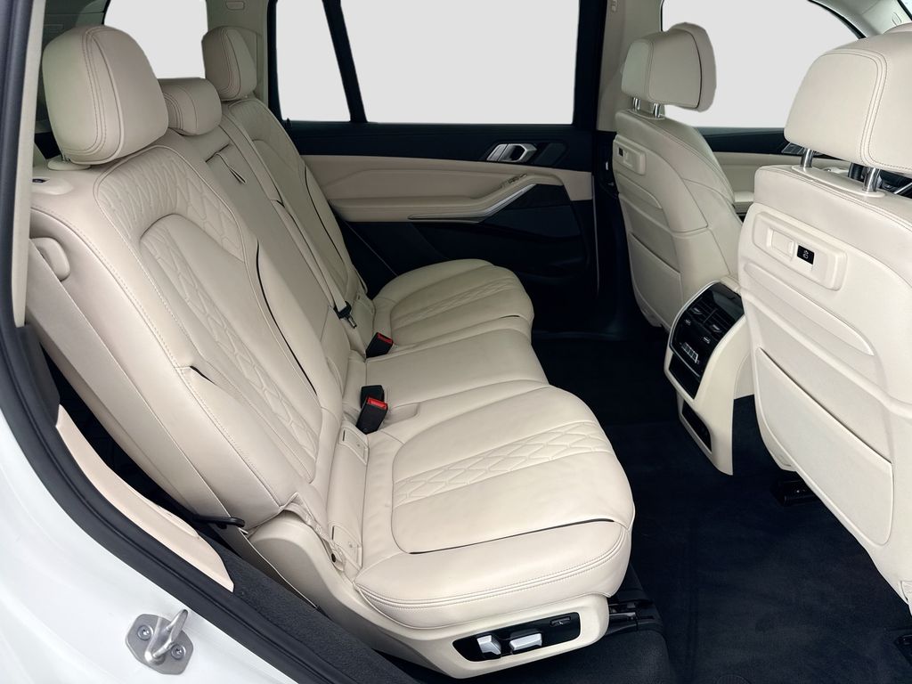 Thumbnail: 2021 BMW X7 - 21