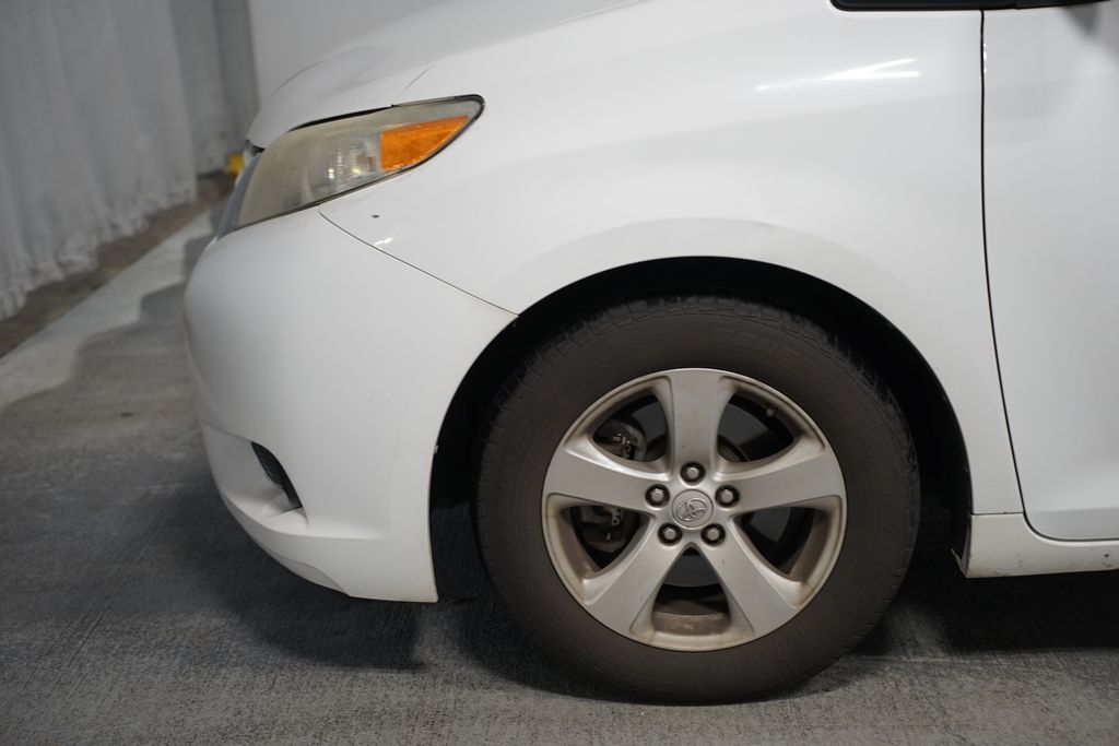 Thumbnail: 2015 Toyota Sienna - 5