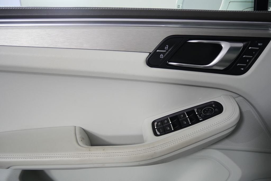 Thumbnail: 2021 Porsche Macan - 8