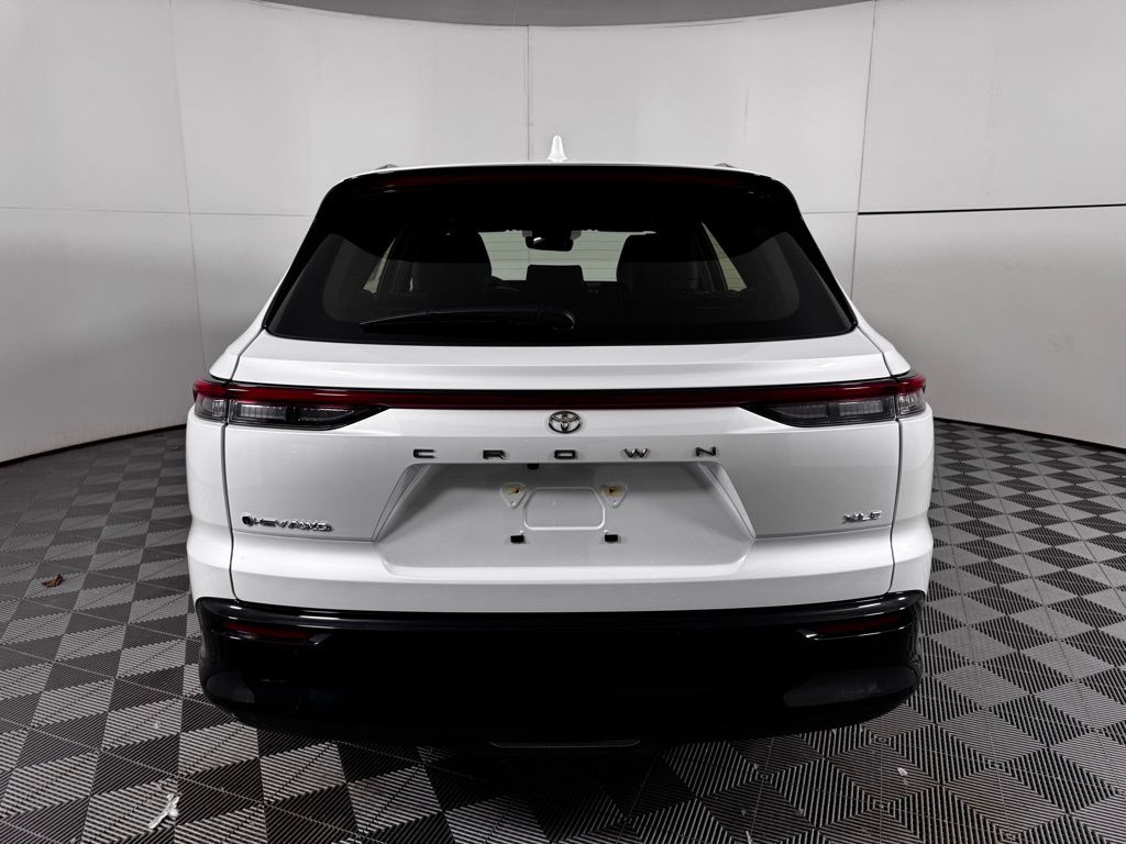 Used 2025 White Toyota XLE image 21