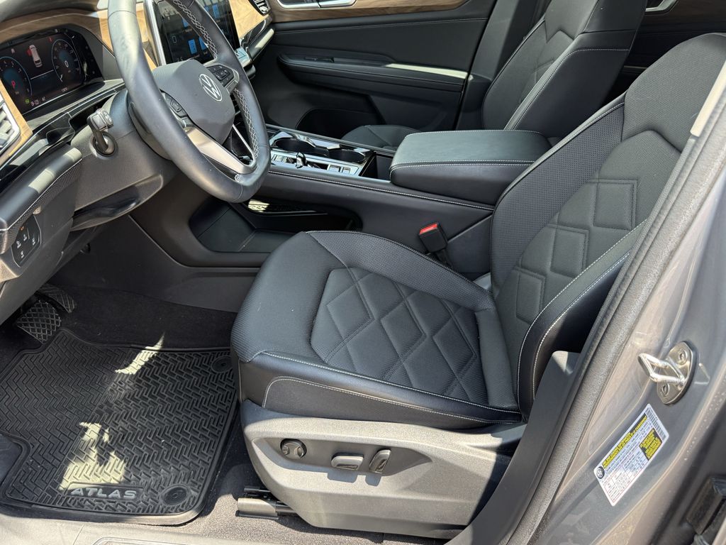 2024 Volkswagen Atlas 2.0T SE w/Technology  at Toyota of Victoria