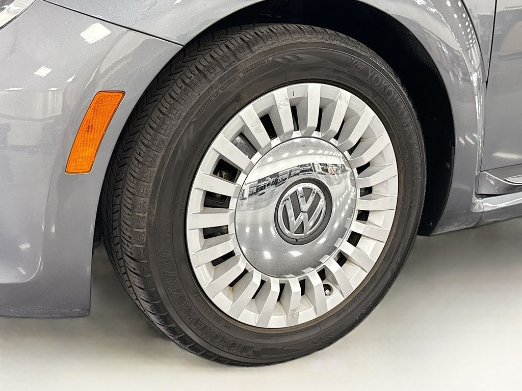 Thumbnail: 2013 Volkswagen Beetle - 32