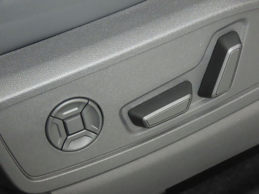 Thumbnail: 2025 Audi Q5 - 32