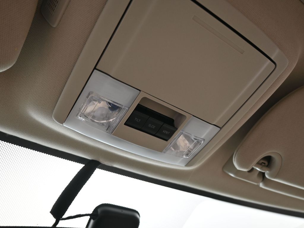 Used 2016 Midnight Lincoln Select image 22