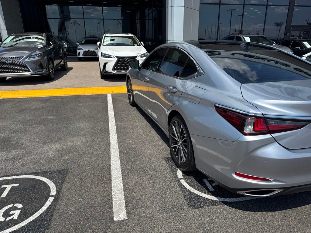 Thumbnail: 2022 Lexus ES - 4