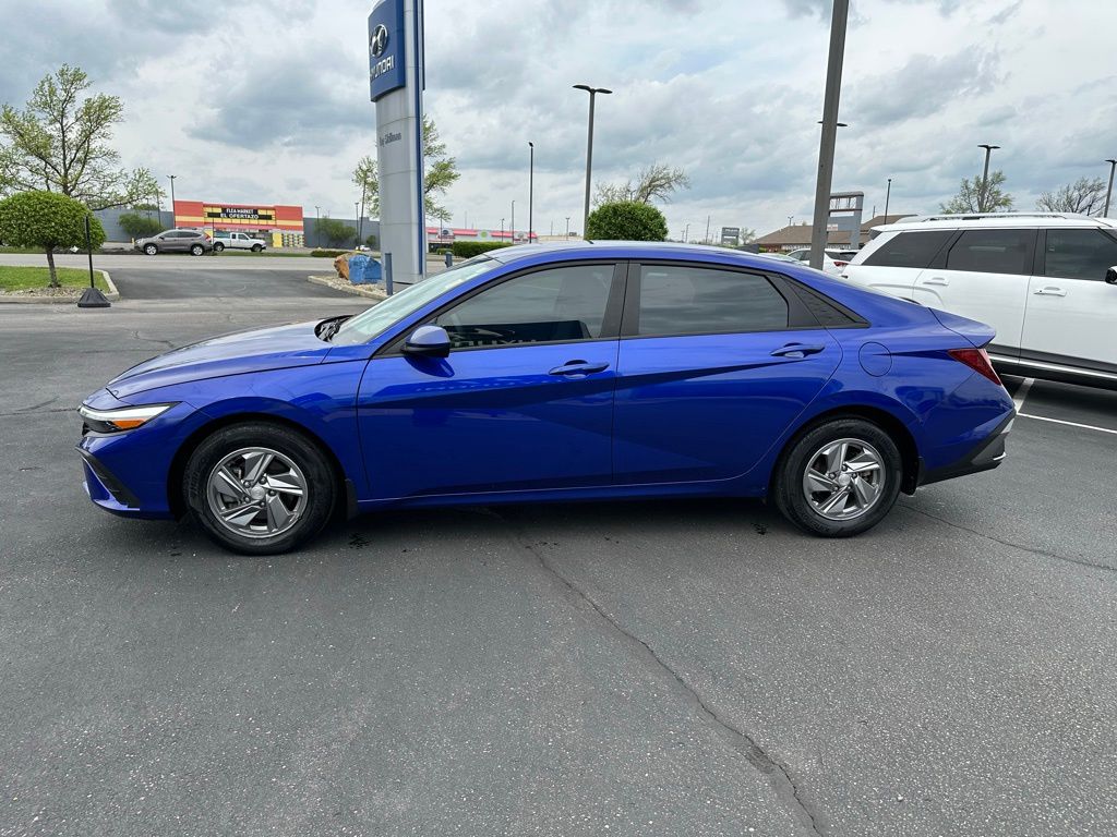 Used 2024 Blue Hyundai SE image 5