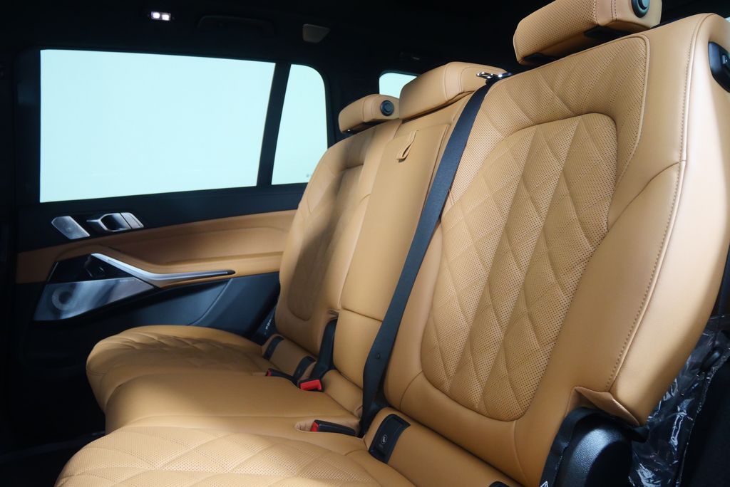 Thumbnail: 2026 BMW X7 - 17