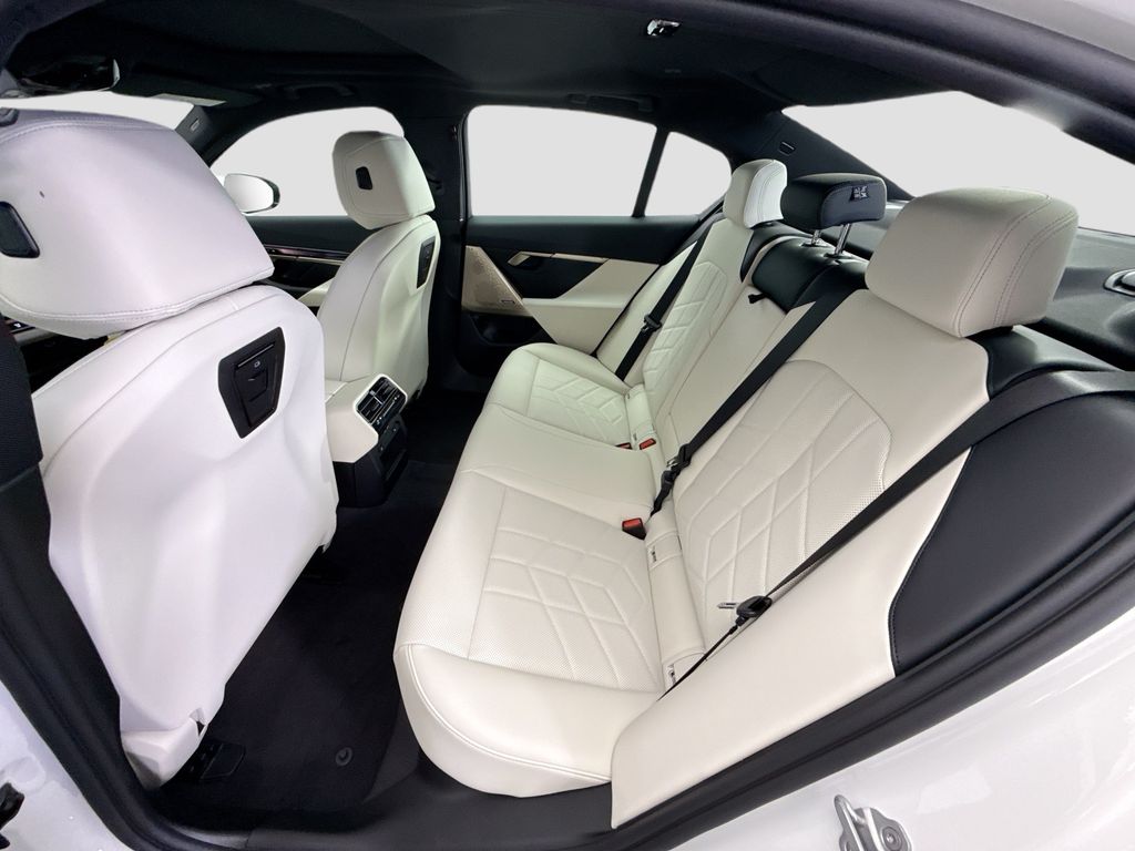 Thumbnail: 2026 BMW i5 - 20