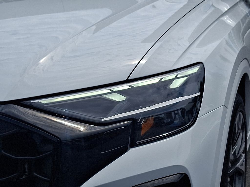 Thumbnail: 2026 Audi Q8 - 6