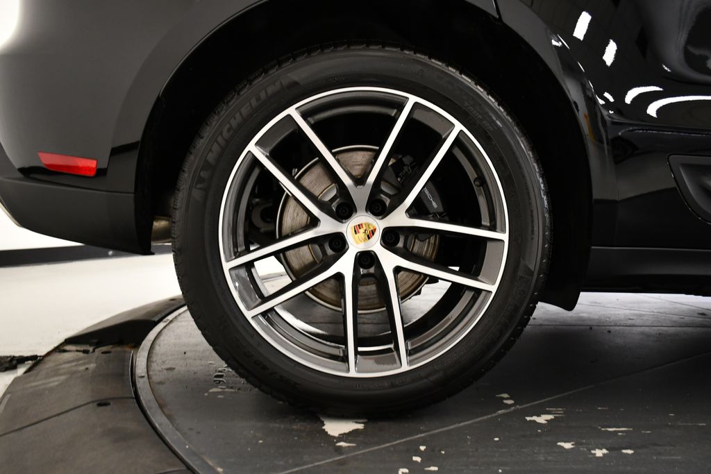 Thumbnail: 2026 Porsche Macan - 18