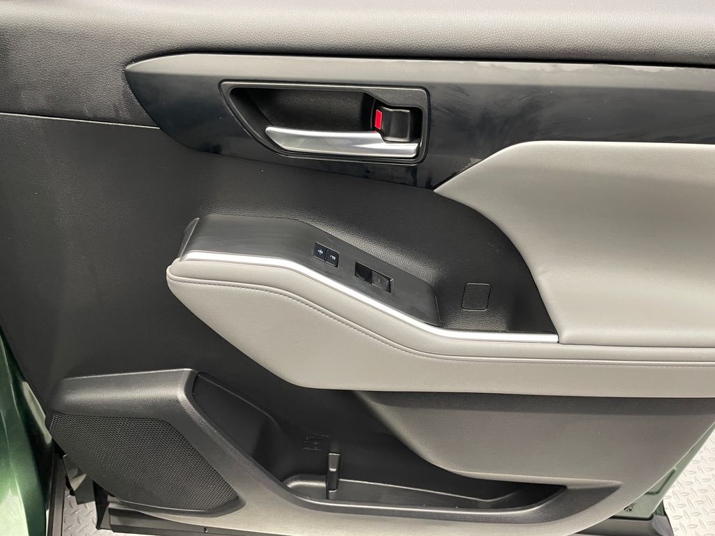 2023 Toyota Highlander XLE 19