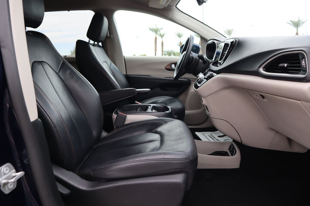 Thumbnail: 2017 Chrysler Pacifica - 19