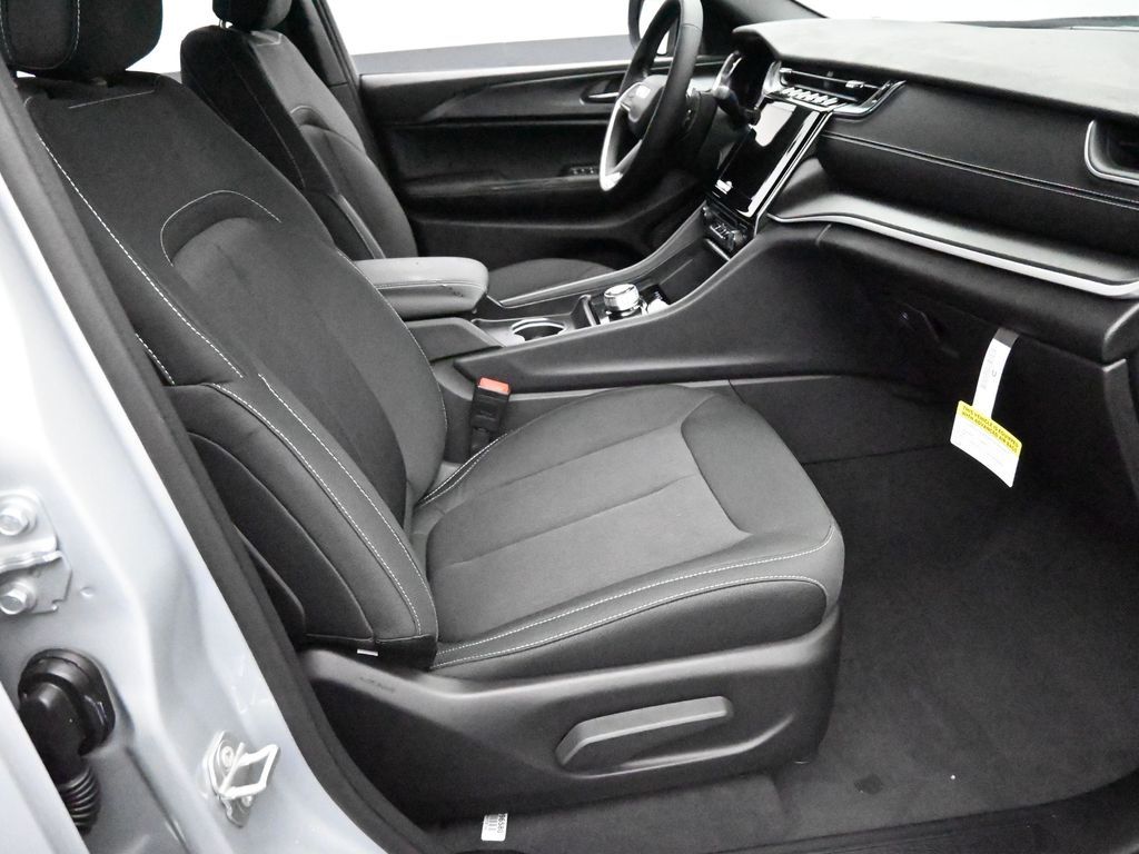 Used 2024 Silver Zynith Jeep Laredo image 16