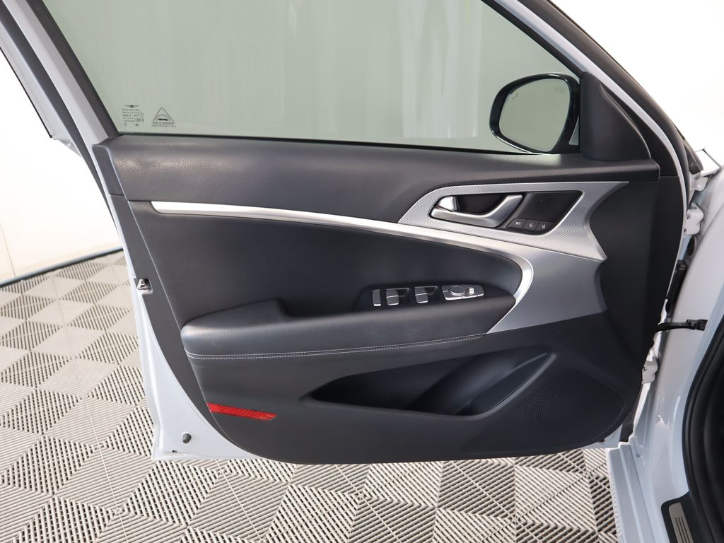 Thumbnail: 2022 Genesis G70 - 25