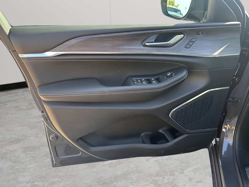 New Car 2025 Jeep Grand Cherokee L  Overland For Sale Under $60,000 In Austin, Texas