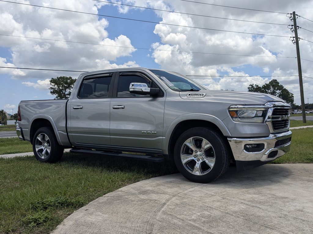 2021 RAM 1500 Laramie Crew Cab RWD Plata (Billet Silver Metallic Clearcoat) Camioneta 4X2 8 velocidades Automática