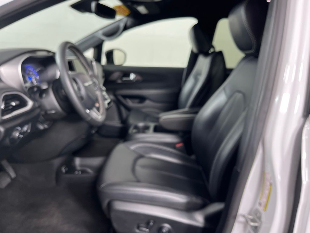 Thumbnail: 2025 Chrysler Pacifica - 21