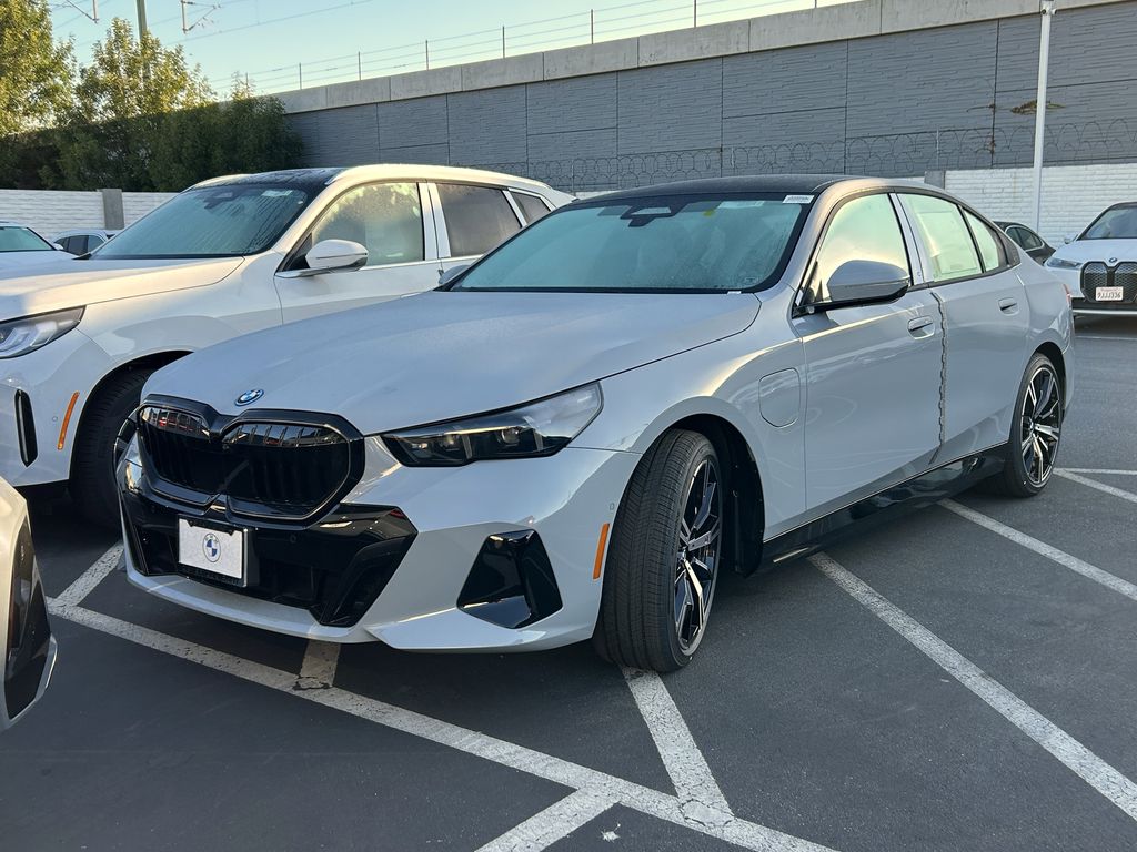 Thumbnail: 2026 BMW 5 Series - 2