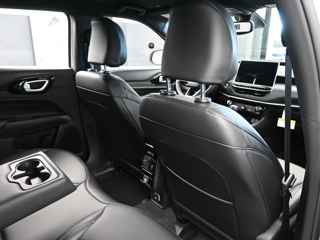 New 2026 silver zynith metallic clearcoat Jeep Latitude image 36