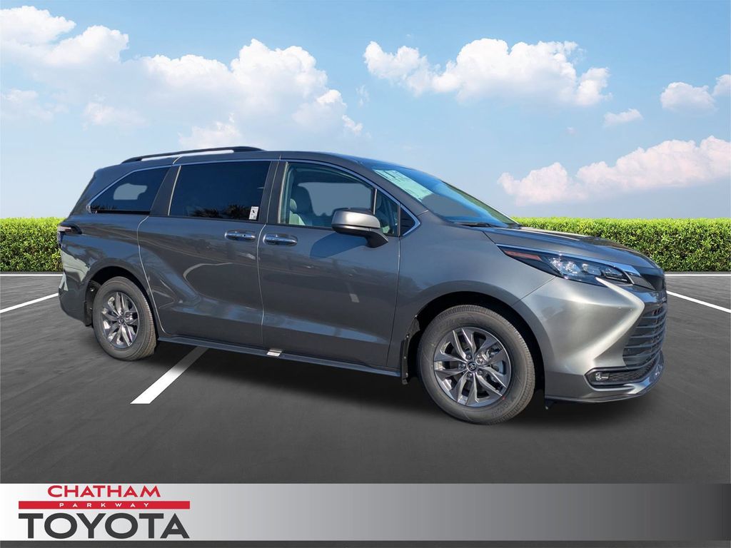 2026 Toyota Sienna XLE's photo
