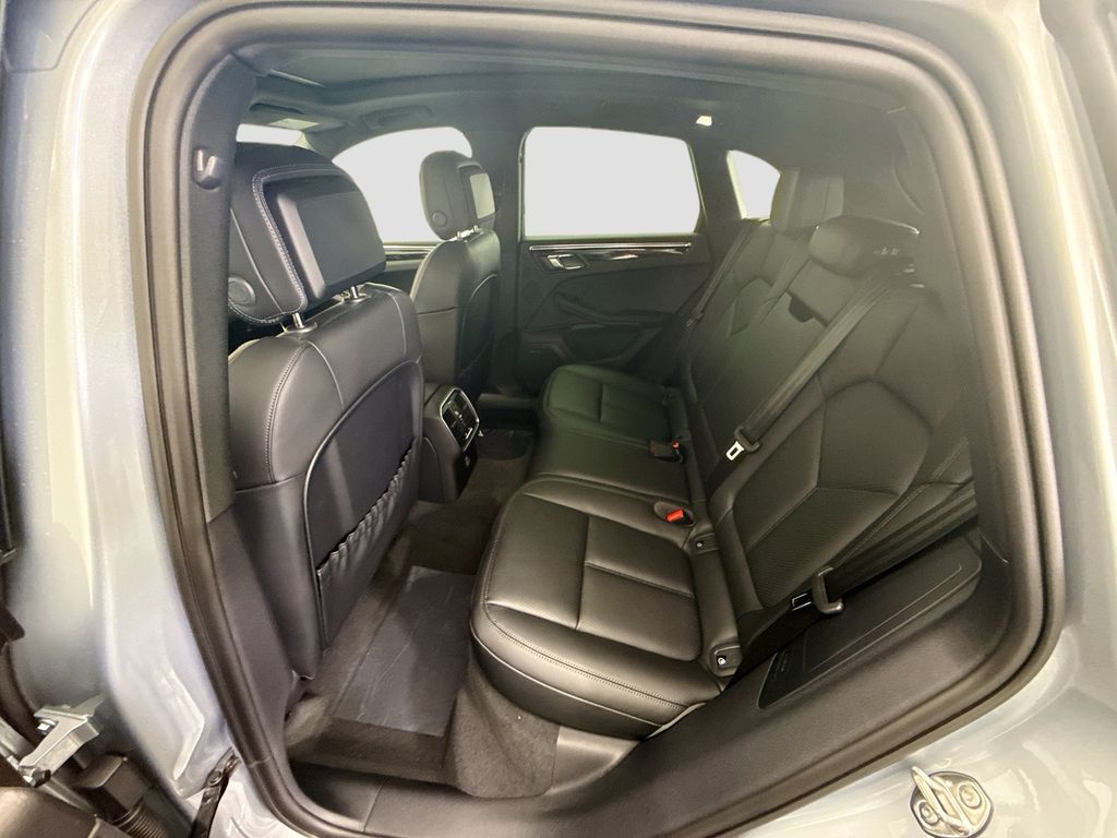 Thumbnail: 2026 Porsche Macan - 19