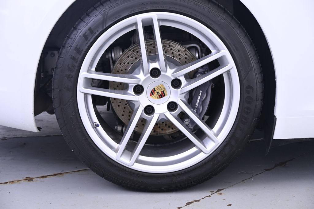 Thumbnail: 2015 Porsche 911 - 16