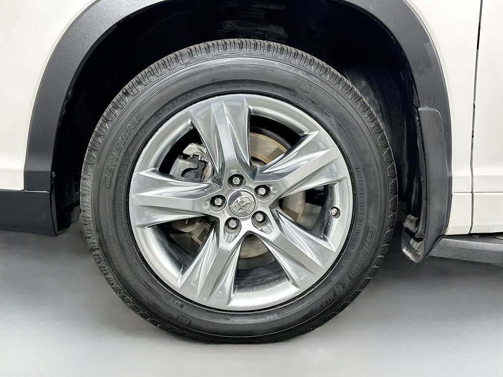 2015 Toyota Highlander Limited 32