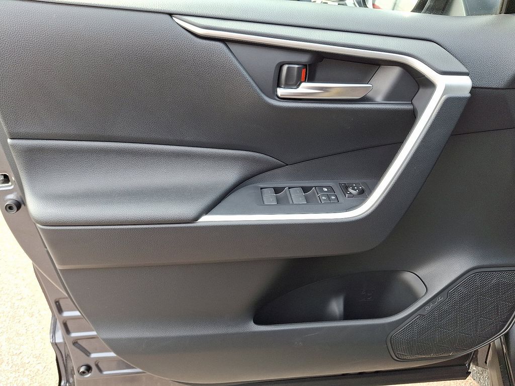 2025 Toyota RAV4 SE 12