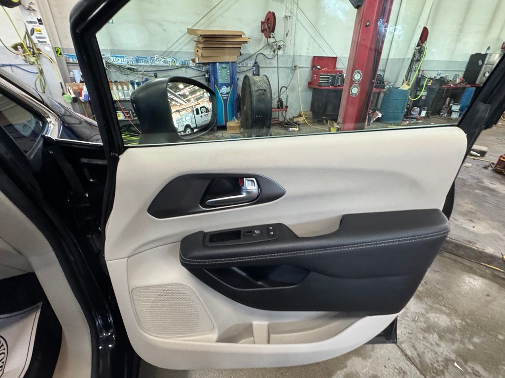 Used 2023 Chrysler Pacifica Van