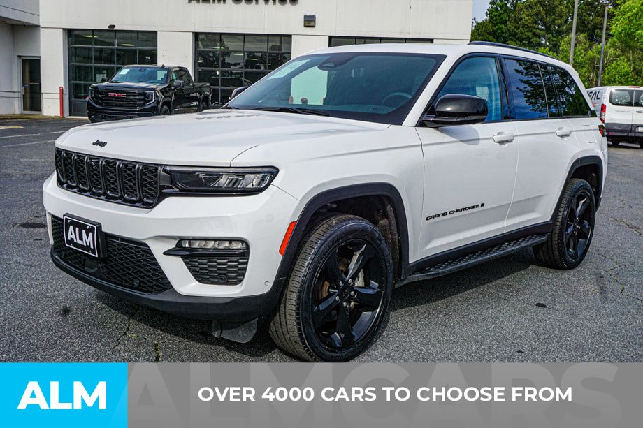 Used 2024 White/off-white Jeep Limited image 3