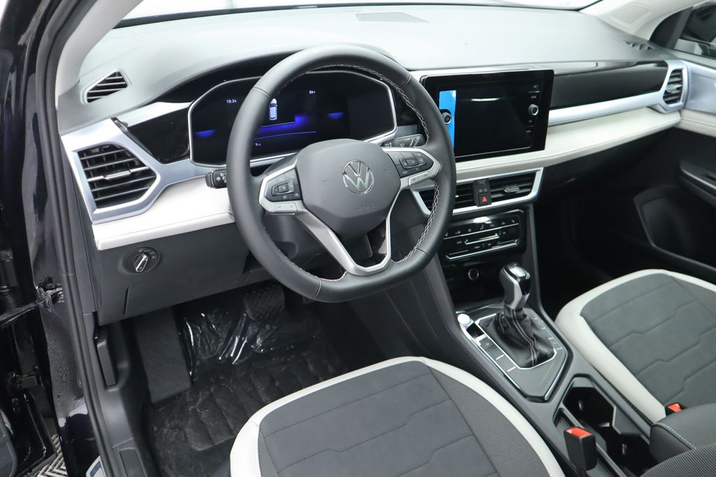 2025 Volkswagen Taos SE 10